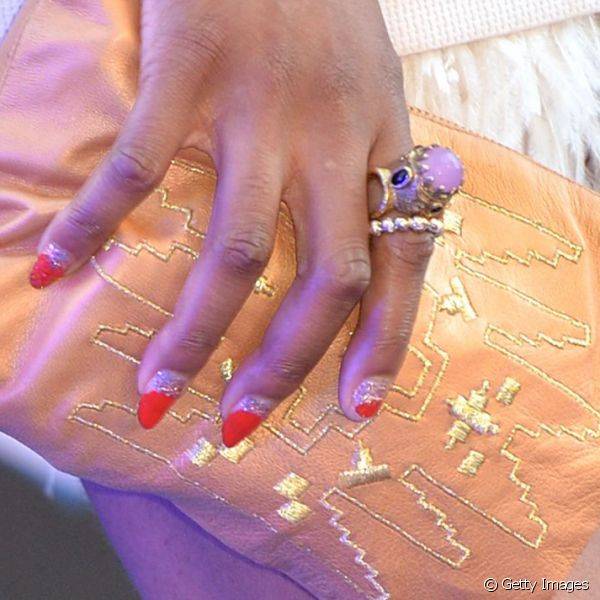 Tolula Adeyemi decorou as unhas com esmalte laranja e base de glitter para conferir a première de 